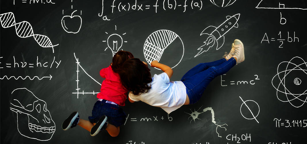 Девочка в шортах пишет на доске текст. Персона, доска, ребенок, девочка.